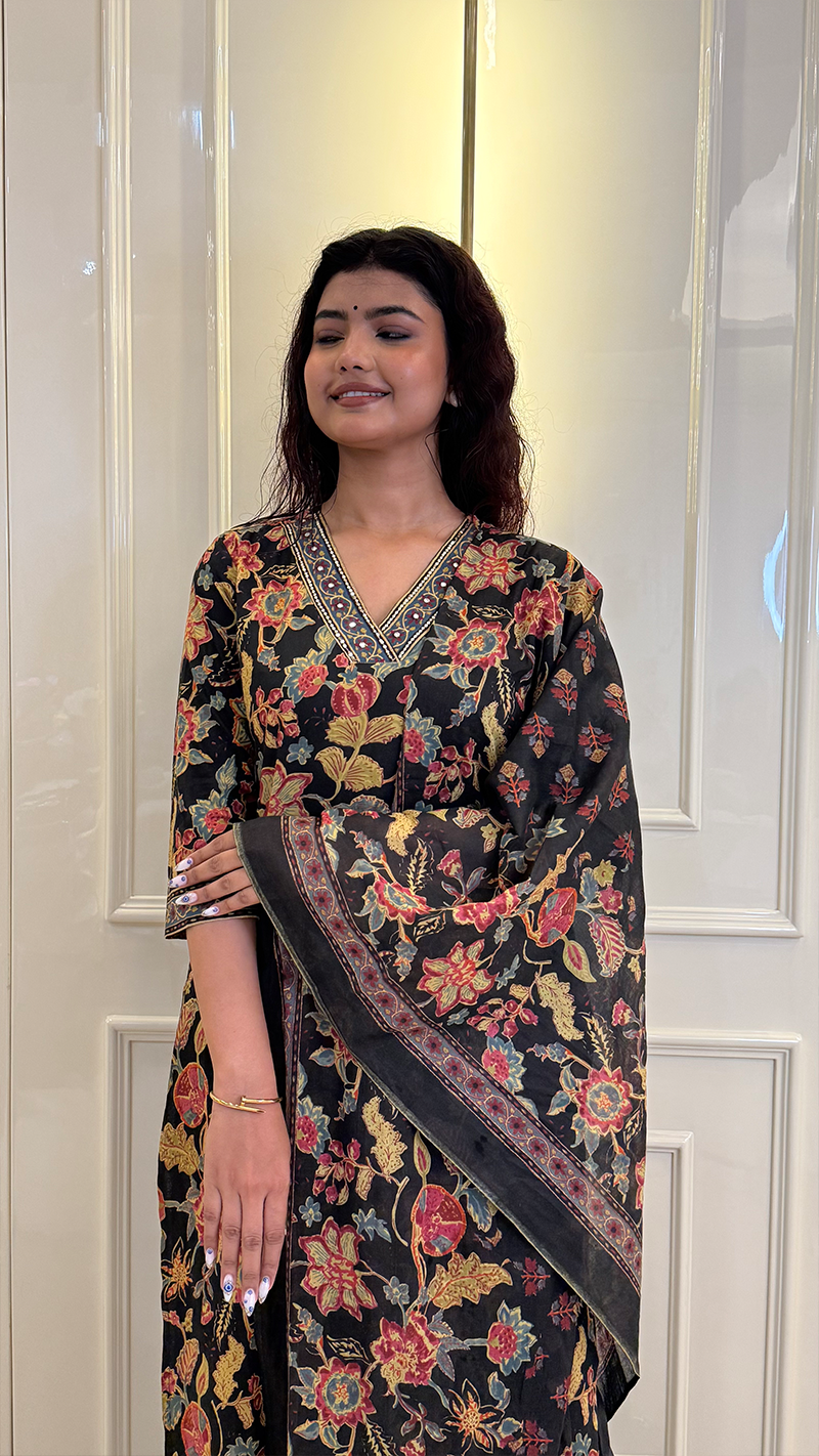 V-neck Black Bagru Print
