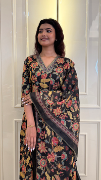 V-neck Black Bagru Print