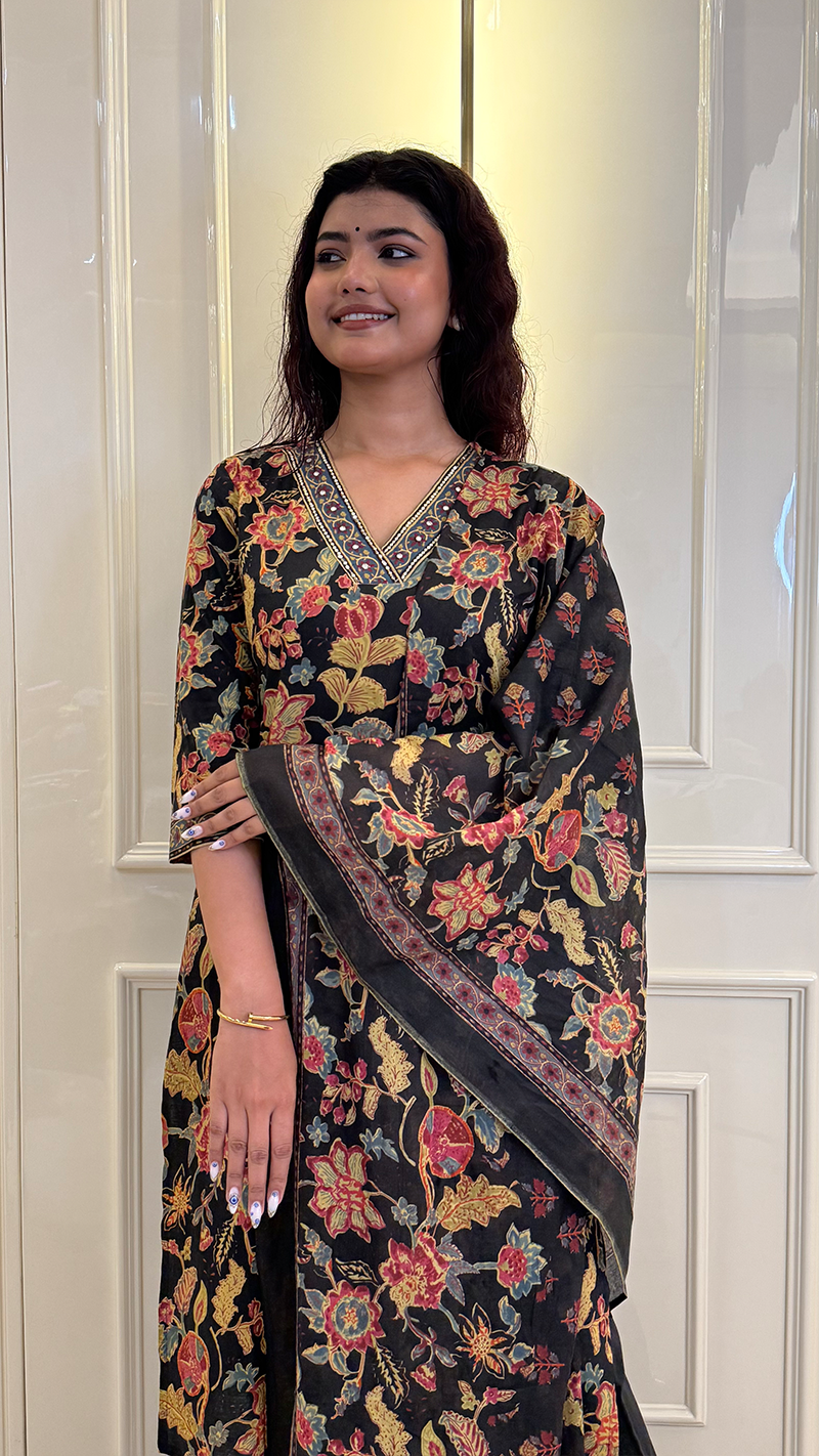 V-neck Black Bagru Print