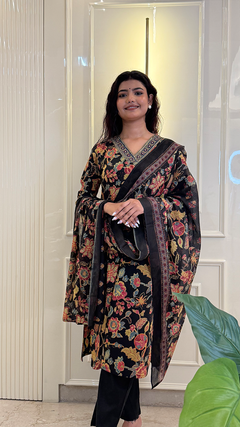 V-neck Black Bagru Print