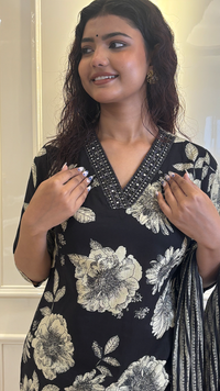 V-neck Black Mirror Effect